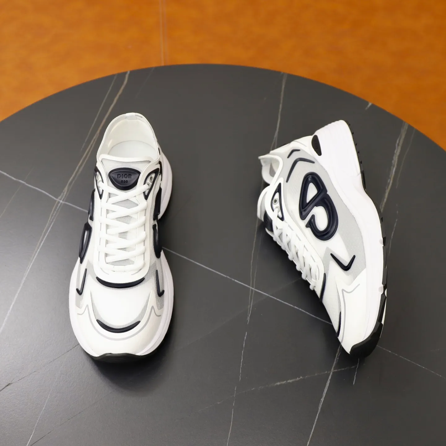 Ex-factory price: 560💰DIOR#B30 COUNTDOWN TECH shoes 1. Inspired by lighter running shoes this season 2. Made of multi-layer transparent nylon upper, futuristic 3. CD30 rubber logo on the tongue/heel to highlight the brand style 4. Equipped with ultra-light foam midsole for the ultimate comfortable wearing experience 5. The entire series uses WELDED (seamless bonding) technology to ensure durability and lightness 6. Full size dopamine color matching, 39-45 (38, 46 customized)